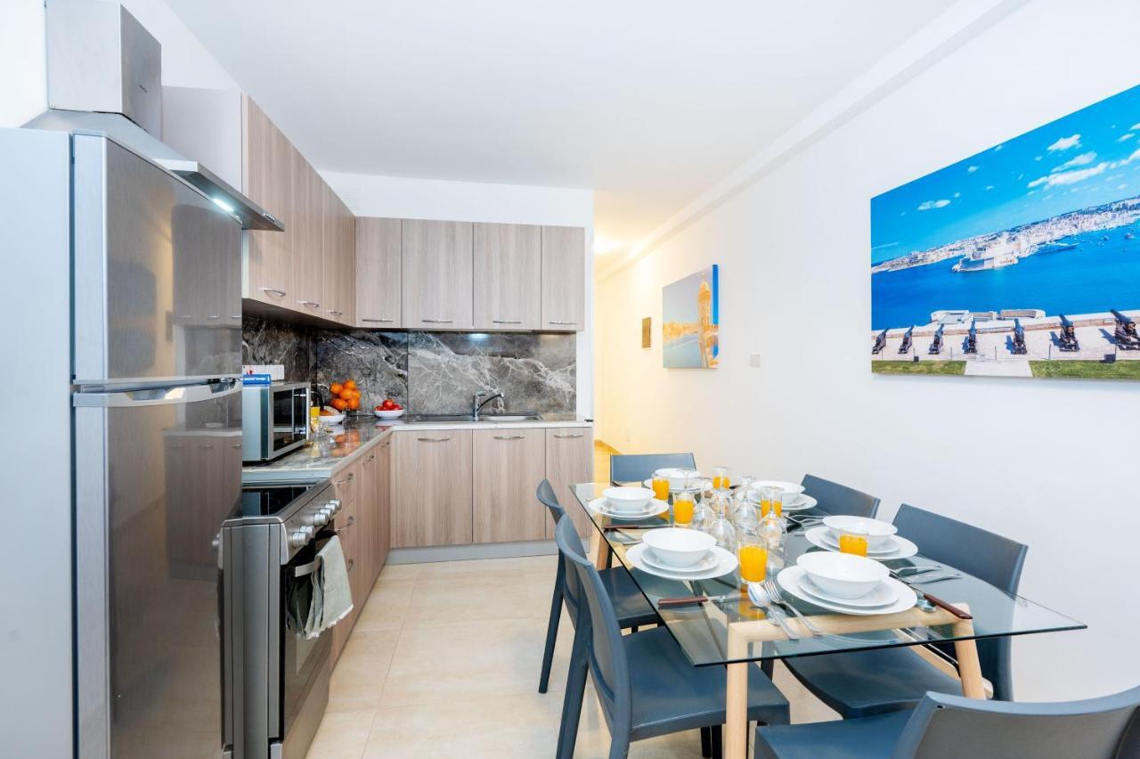 Islet Promenade Seafront Family Apartment With 2 Balconies By Getawaysmalta خليج سانت بول المظهر الخارجي الصورة