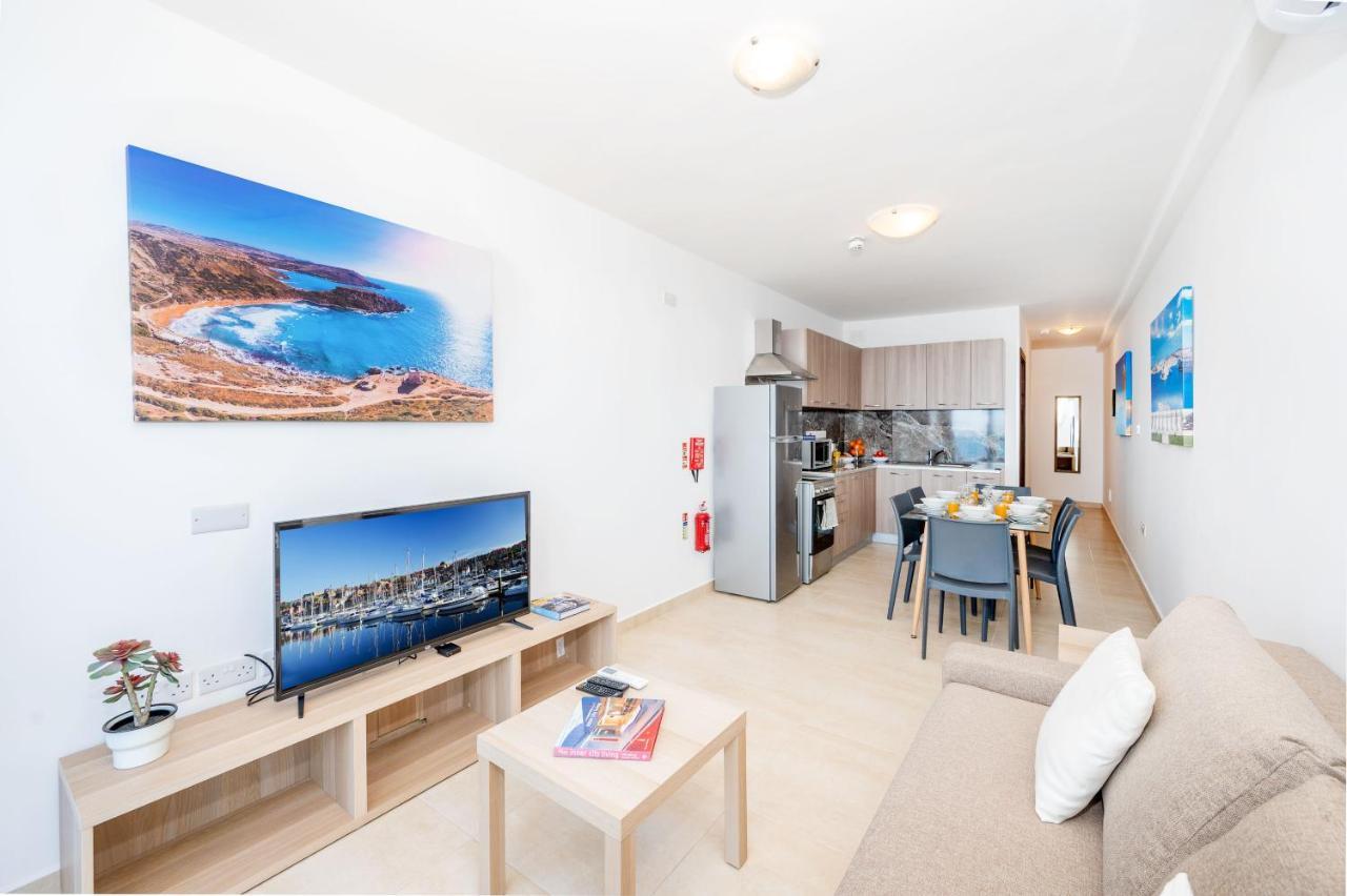Islet Promenade Seafront Family Apartment With 2 Balconies By Getawaysmalta خليج سانت بول المظهر الخارجي الصورة