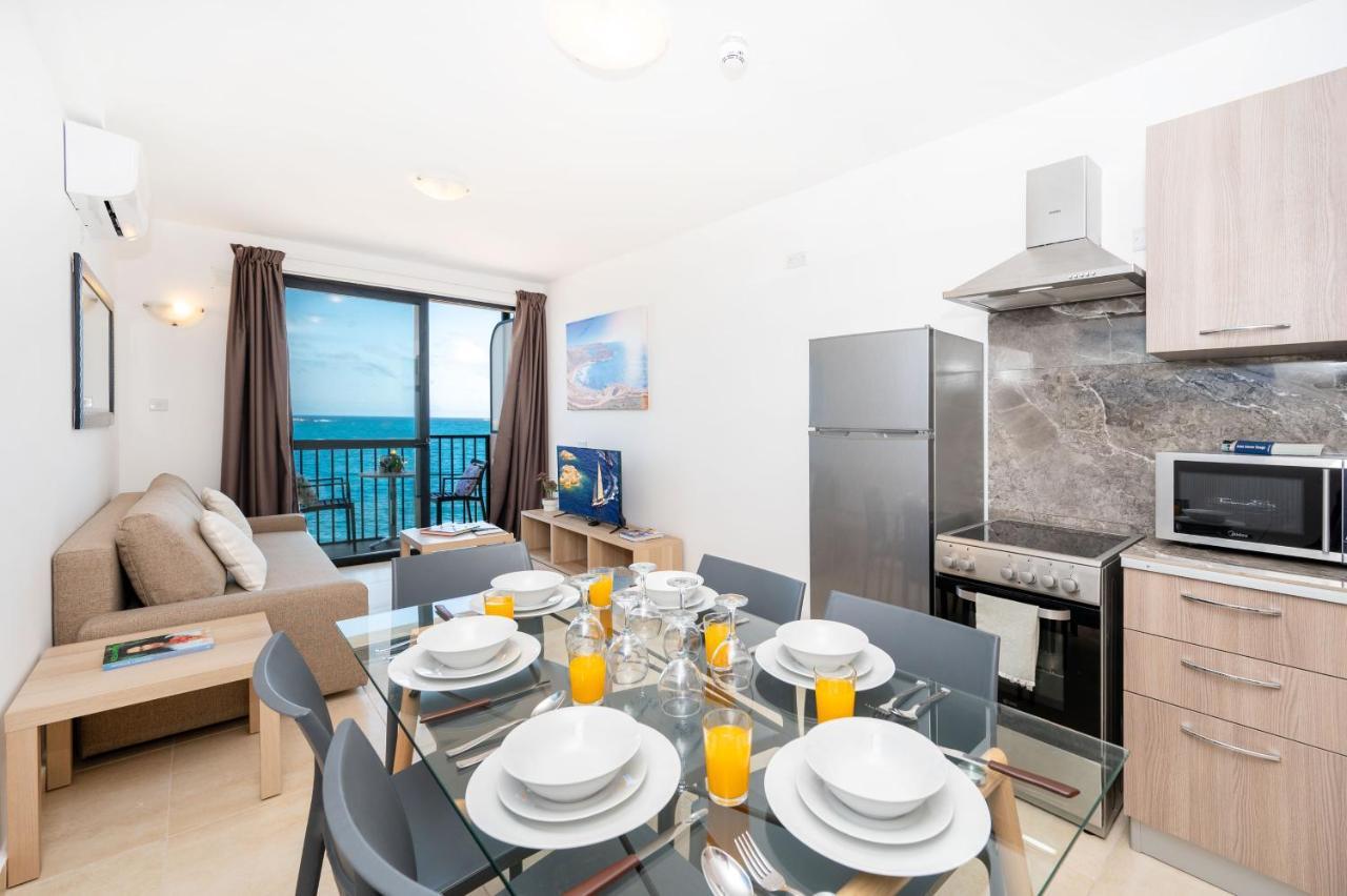 Islet Promenade Seafront Family Apartment With 2 Balconies By Getawaysmalta خليج سانت بول المظهر الخارجي الصورة