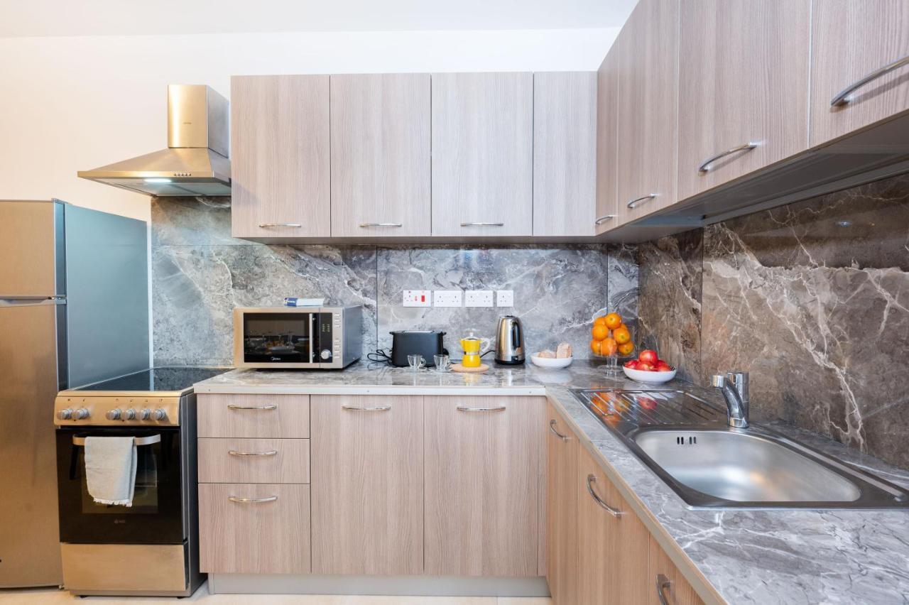 Islet Promenade Seafront Family Apartment With 2 Balconies By Getawaysmalta خليج سانت بول المظهر الخارجي الصورة