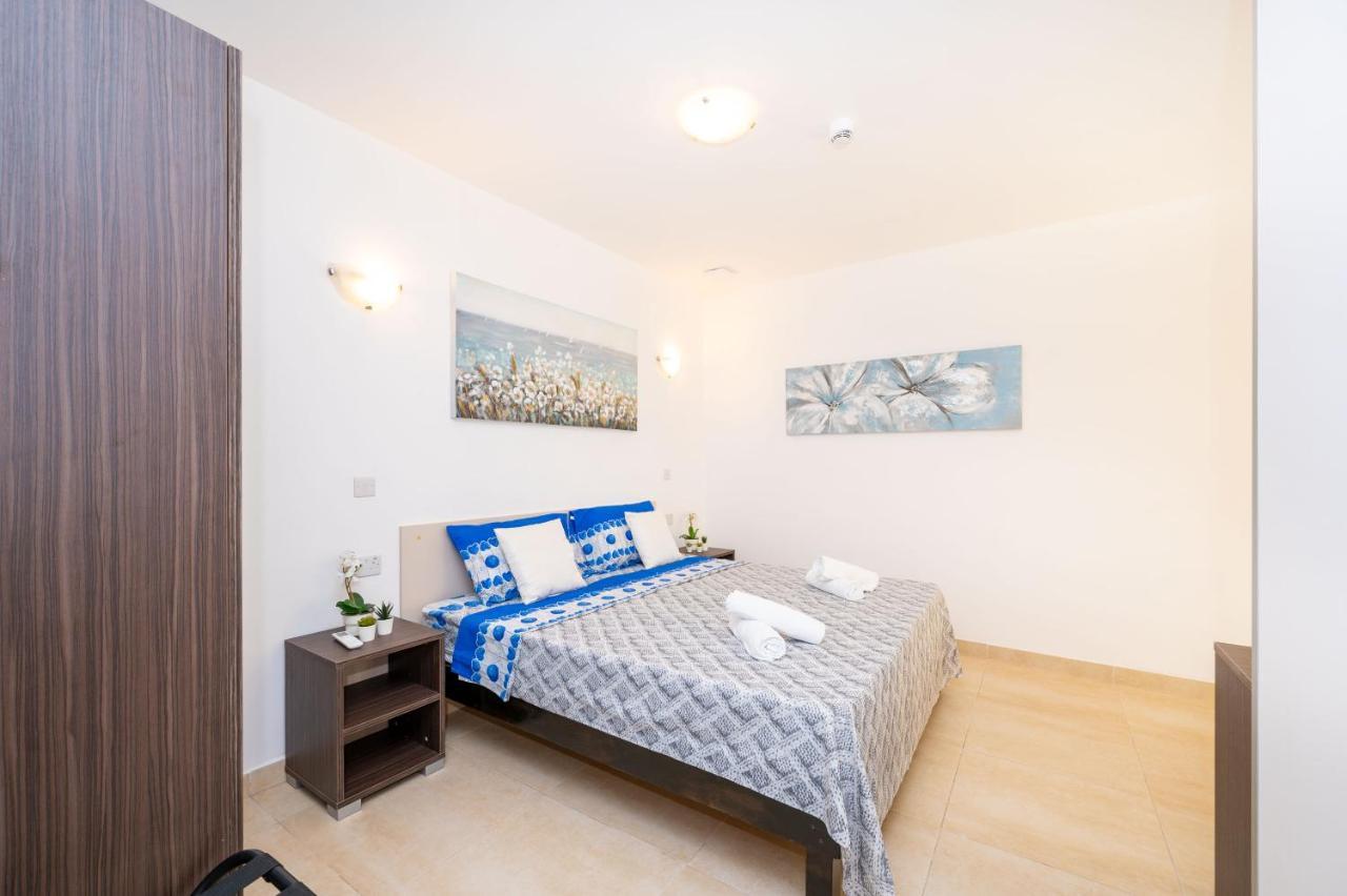 Islet Promenade Seafront Family Apartment With 2 Balconies By Getawaysmalta خليج سانت بول المظهر الخارجي الصورة