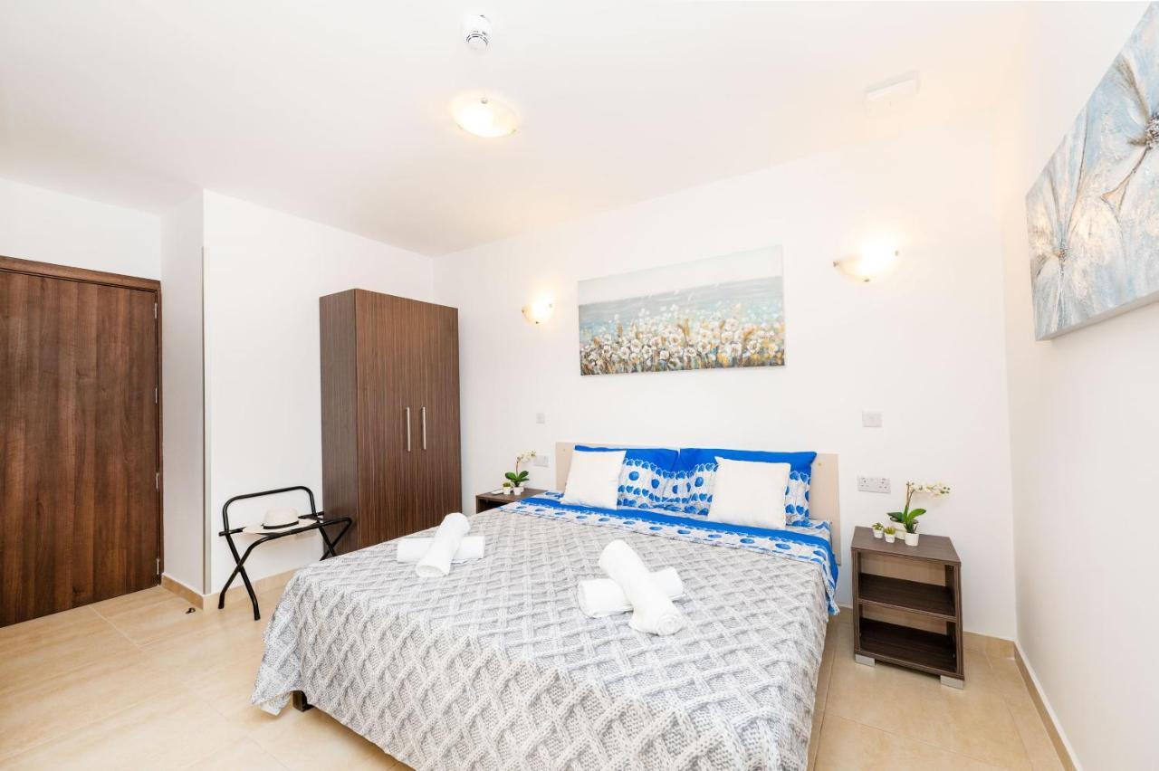 Islet Promenade Seafront Family Apartment With 2 Balconies By Getawaysmalta خليج سانت بول المظهر الخارجي الصورة