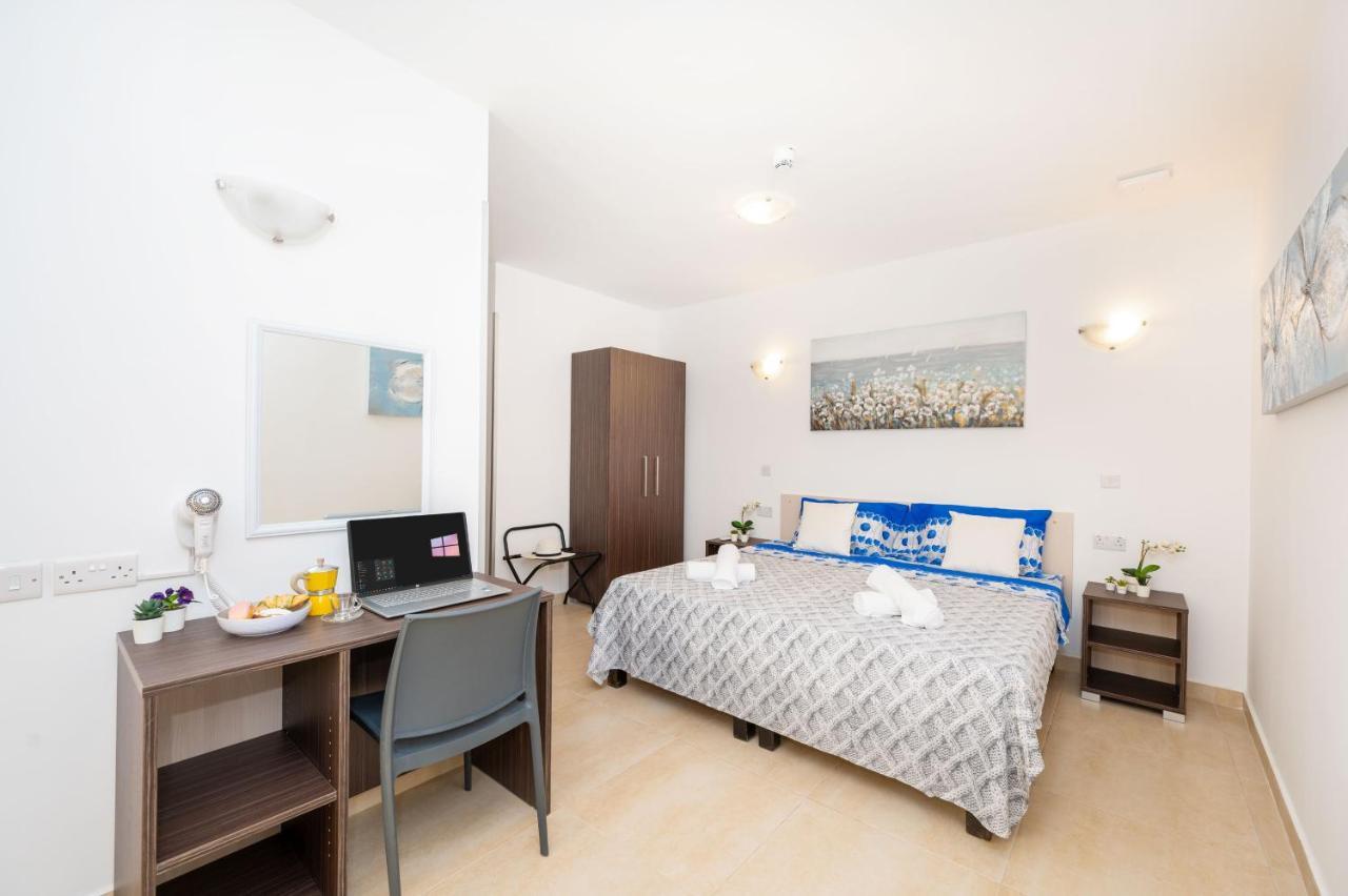 Islet Promenade Seafront Family Apartment With 2 Balconies By Getawaysmalta خليج سانت بول المظهر الخارجي الصورة