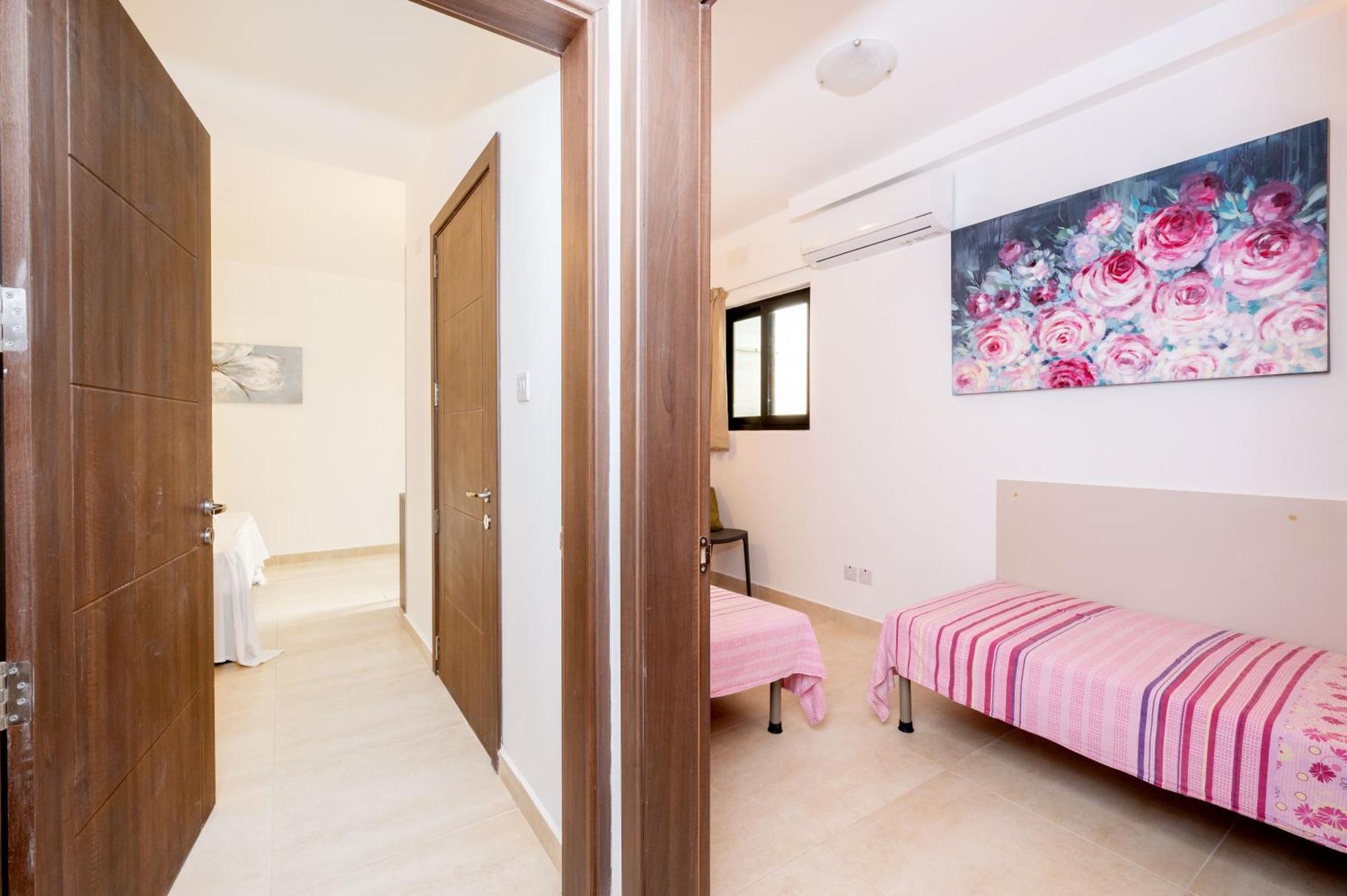 Islet Promenade Seafront Family Apartment With 2 Balconies By Getawaysmalta خليج سانت بول المظهر الخارجي الصورة
