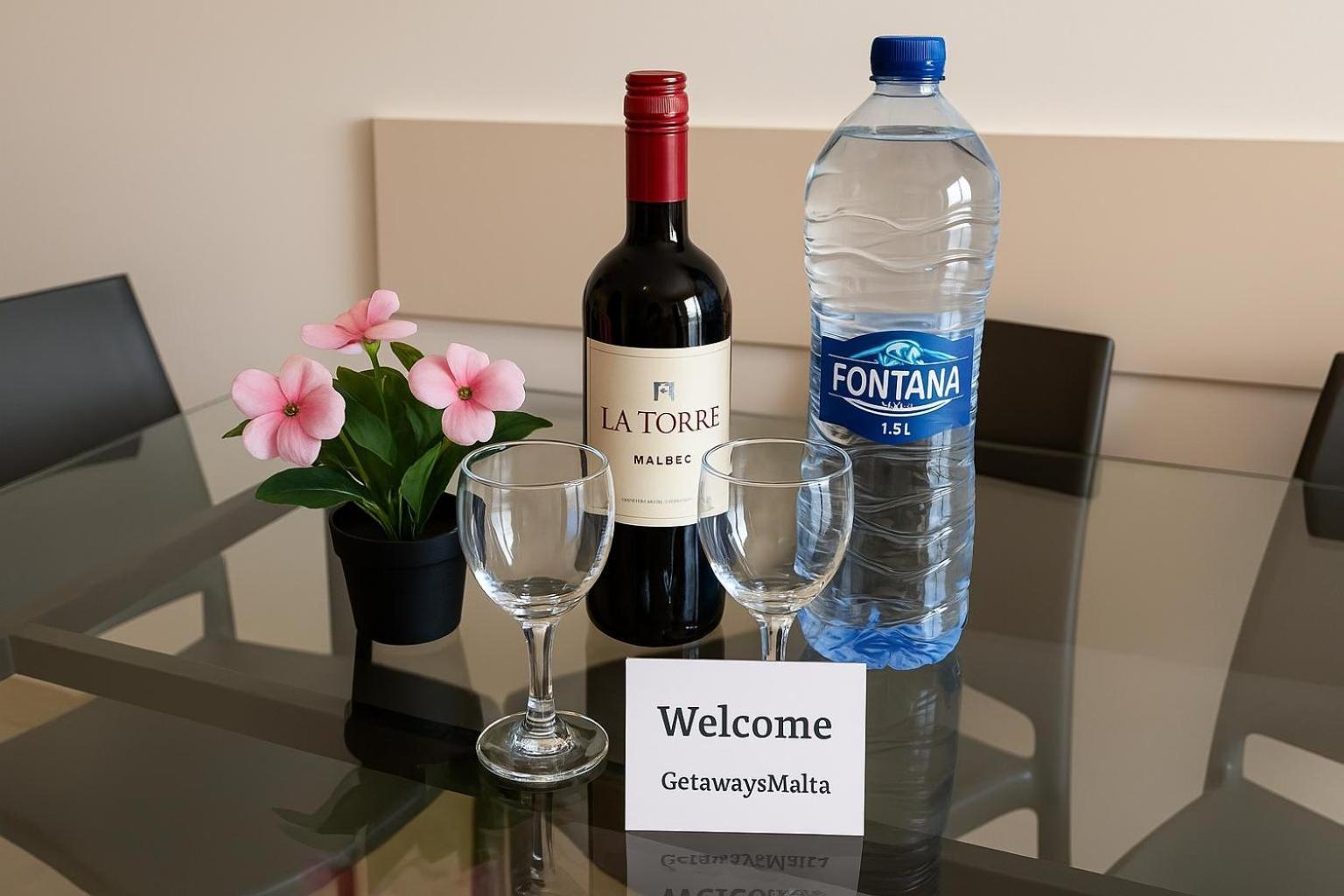 Islet Promenade Seafront Family Apartment With 2 Balconies By Getawaysmalta خليج سانت بول المظهر الخارجي الصورة